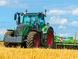 Fendt Traktor bei der Arbeit mit einer Scheibenegge.