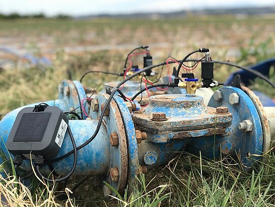 NEXT WaterControl installiert auf einer blauen Bewässerungsanlage
