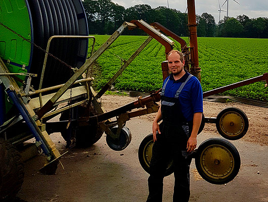NEXT Farming Kunde Herr Hundeling mit seiner Beregnungsanlage.